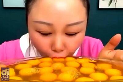 (ویدئو) دختر معروف چینی پس از بلعیدن ۱۰۰ تخم مرغ خام مُرد!