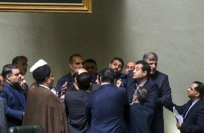 تصاویری از درگیری‌های امروز صحن علنی مجلس