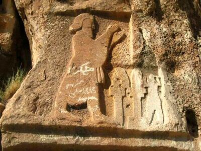(ویدئو) دیوارنویسی، کابوس «خشایارشا» هخامنشی؛ گوردخمه چند هزار ساله را تخریب کردند!