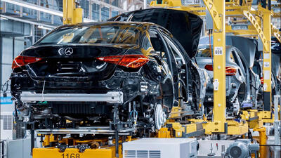 (ویدئو) نگاهی به فرآیند تولید خودروی مرسدس کلاس C جدید در آلمان