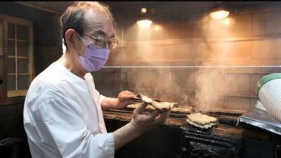 (ویدئو) غذای خیابانی در ژاپن؛ این کبابی 100 سال است که مارماهی می فروشد