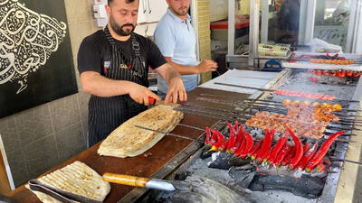 (ویدئو) غذای خیابانی در ترکیه؛ پخت کباب کوبیده، چنجه و جوجه در استانبول