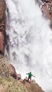 آبشار تنوره تنگ زندان در چهارمحال بختیاری