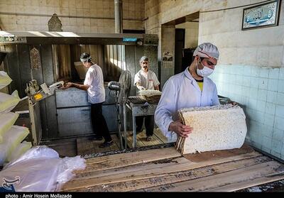 توزیع 2500 نان توسط یک خانواده شهید به نیت شهید رئیسی - تسنیم