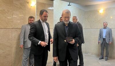 ببینید / شوخی با علی لاریجانی پیش از ثبت نام در انتخابات
