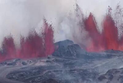 ببینید / ادامه فوران آتشفشان در ایسلند؛ پرتاب گدازه‌های آتشفشان تا ارتفاع ۵۰ متری