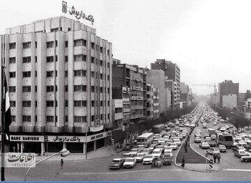 (عکس) سفر به تهران قدیم؛ باربری با چارپا در چهارراه استانبول تهران