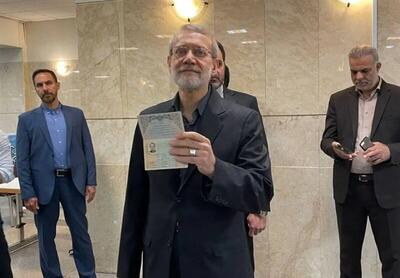 شعار علی لاریجانی برای هوادارانش بعد از ثبت‌نام در انتخابات ریاست جمهوری | عکس