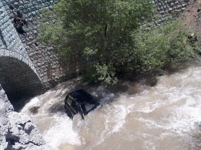 سقوط یک خودرو حامل سرنشین به رودخانه کرج + ویدئو | تلاش راهداران برای نجات سرنشینان را ببینید