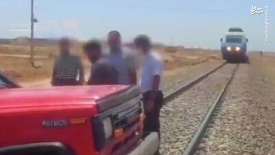 فیلم/ گیرکردن خودروی پاترول روی ریل، قطار تهران-یزد را متوقف کرد!