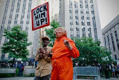 تصویر ترامپ با لباس زندانی در خیابان‌های آمریکا!