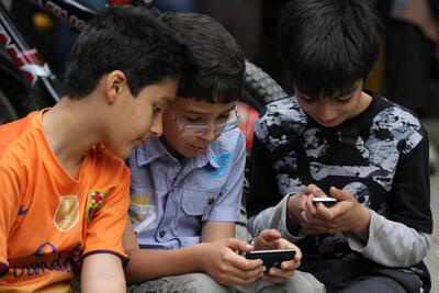 آماری عجیب از اعتیاد ایرانی‌ها به تلفن همراه | برنامه ویژه ترک اعتیاد دانش آموزان به موبایل در برخی مدارس