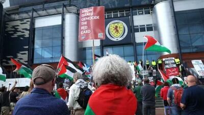 هواداران اسکاتلندی از فلسطین پشت درهای بسته ورزشگاه حمایت کردند