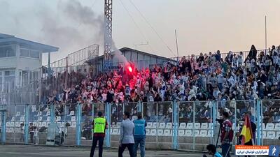 آتش بازی هواداران ملوان در ورزشگاه - پارس فوتبال | خبرگزاری فوتبال ایران | ParsFootball