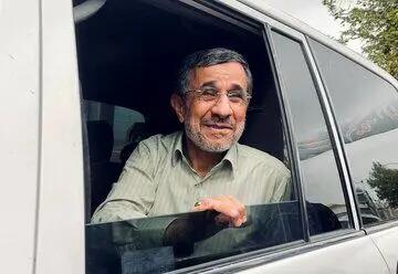 محمود احمدی نژاد به صف ورودی ستاد انتخابات رسید