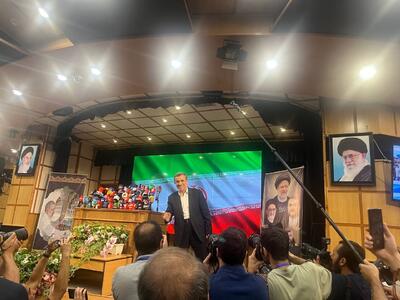 واکنش محمود احمدی نژاد به قطع شدن صدای میکروفون در هنگام سخنرانی - عصر خبر