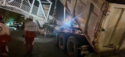 خسارت ۵۰۰ میلیون تومانی برخورد کشنده تریلر با پل عابر پیاده در الیگودرز