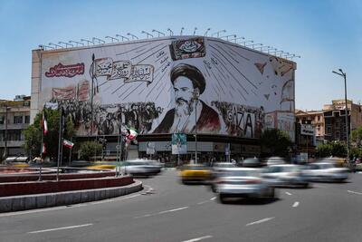 رونمایی دیوارنگاره جدید میدان انقلاب