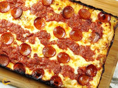 پیتزا دیترویت: سفری به طعم‌های جدید با پیتزای ضخیم و ترد! + آموزش تهیه