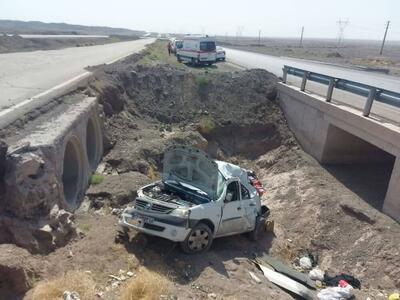 مصدومیت ۵ سرنشین خودرو ال ۹۰ در سانحه سقوط از پل