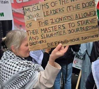 پلاکارد پیر زن انگلیسی در تظاهرات ضد اسرائیلی جنجال‌برانگیز شد+عکس