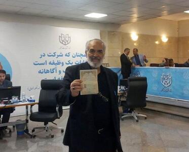 حضور سفیر سابق ایران در ستاد انتخابات کشور برای ثبت نام