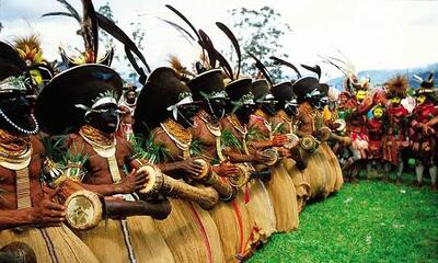 عکس تاریخی از بومیان گینه‌ی‌نو در اولین مواجهه با انسانهای سفید پوست عکاس!
