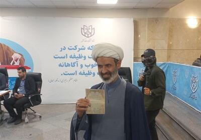 حسین میرزایی در انتخابات ثبت‌نام کرد - تسنیم