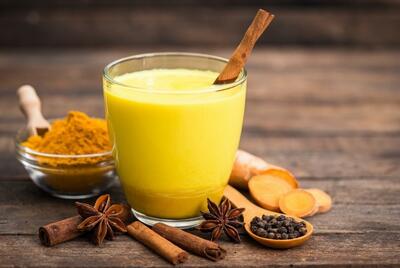 خواص شیر و زردچوبه و ۱۶ فایده جذاب برای این نوشیدنی سنتی هندی