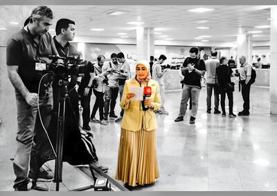 عکس/ پوشش عجیب و باورنکردنی خبرنگار زن صداوسیما در وزارت کشور | اقتصاد24