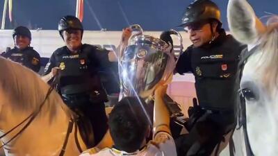 کارواخال و عکس گرفتن با پدرش که یکی از پلیس ها در جشن قهرمانی رئال مادرید است