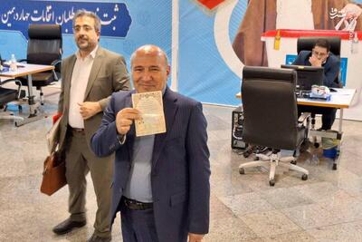 عکس/ حسین گروسی در انتخابات ثبت نام کرد