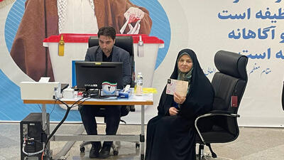 با حضور در ستاد انتخابات کشور رفعت بیات ثبت نام کرد