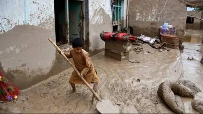 ببینید | تصاویری ناراحت‌کننده از کودکان افغان پس از سیل