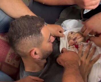 فیلم/ صحنه دردناک وداع پدر زخمی با کودک شهیدش
