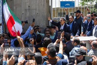 اقدام عجیب احمدی نژاد بیرون از ساختمان وزارت کشور