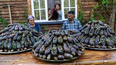 فرآیند درست کردن ترشی بادمجان شکم پر به روش بانوی روستایی آذربایجانی (فیلم)