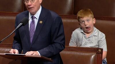 ببینید / شیطنت پسر خردسال نماینده کنگره آمریکا هنگام سخنرانی پدرش