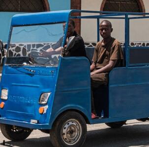 مکانیک آفریقایی یک تاکسی برقی منحصربفرد ساخت! +ویدئو ویدئو