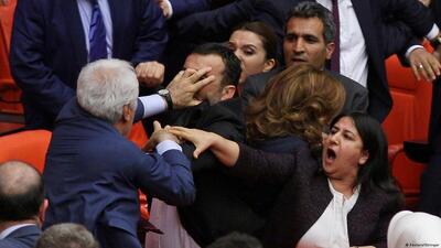 نمایندگان پارلمان ترکیه به جان هم افتادند | ویدئو