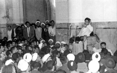 امام در ابتدای مبارزه، به دنبال پیشگیری از اقدامات ضد مذهب بود