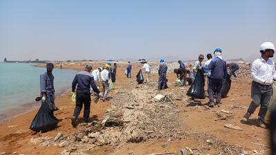 پاکسازی بخشی از ساحل غرب بندرعباس در روز جهانی محیط زیست