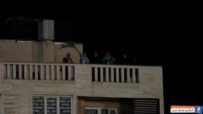 تشویق هوادار خانم فجر از روی ساختمان کنار ورزشگاه - پارس فوتبال | خبرگزاری فوتبال ایران | ParsFootball