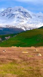 تصویری از زیبایی وصف‌ناپذیر قله‌ سبلان و دامنه‌ی پرنعمت و سرسبز آن