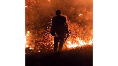 کبیرکوه در آتش می‌سوزد/ درخواست کمک از همسایگان آبدانان