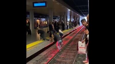 تصاویری از رفتار خطرناک و عجیب مسافران در ایستگاه مترو ترکیه (فیلم)