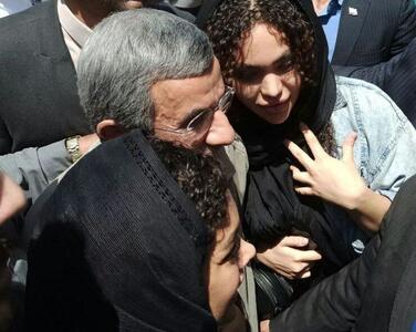 درخواست یک زن مقابل احمدی‌نژاد با ضجه و التماس