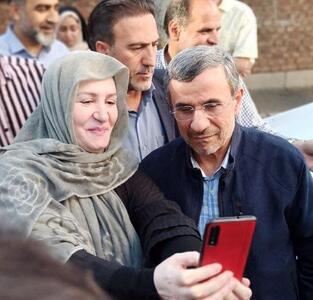 سلفی خوشحال احمدی‌نژاد با مردم در خیابان