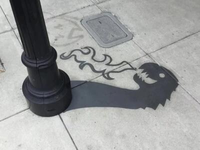 هنرمند خیابانی برای گیج کردن مردم سایه های جعلی خنده دار نقاشی می کند!