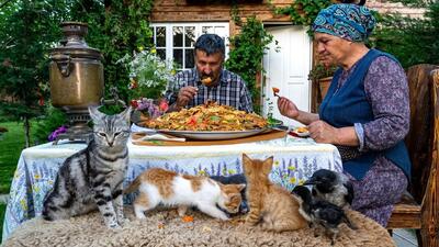 (ویدئو) فرآیند پخت یک غذای روستایی سنتی آذربایجانی با آرد و گوشت چرخ کرده